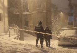 Zonguldak'da kar nedeniyle metruk binanın bir bölümü çöktü