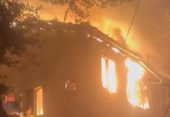 Bursa'da korkutan yangın! 2 katlı evde çıkan yangın metruk 2 binaya sıçradı