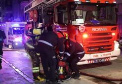 Kafenin çatı katında yangın: 2 kişi dumandan etkilendi