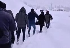 Hakkari-Van yoluna çığ düşünce aklına ilk geleni yaptı! 100 kişinin hayatını kurtardı