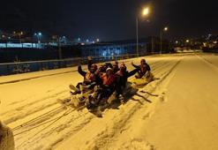 Erzurum'da görülmemiş kar eğlencesi: Uzundere beyaza büründü, kanolar caddeye indi!