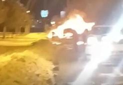 Diyarbakır'da park halindeki otomobil alev topuna döndü