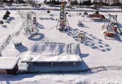 Van Erciş'te kar nedeniyle lunaparktaki bir oyun alanının çatısı çöktü