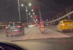 İstanbul'da 15 Temmuz Şehitler köprüsünde iki otomobil lodosa karşı motokuryeye siper oldu