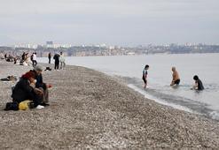 Türkiye'nin dört bir yanında lapa lapa kar yağarken onlar deniz keyfi yaptı