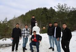 Adana'da kar keyfi! Kardan adama sucuk ekmek ve şalgam ikram ettiler