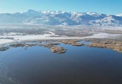 Afyon'da havalar soğudu Eber Gölü buz tuttu!