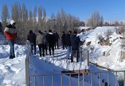 Van'ın doğal güzelliği buz tuttu! Ziyarete giden telefonlarına sarıldı