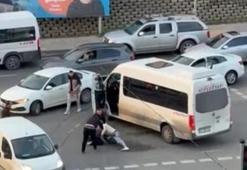 İstanbul'da kırmızı ışıkta yol verme kavgası! Görüntüler anbean kaydedildi