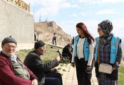 Yaşlılar Van’da manzara ve temiz havanın tadını çıkardı