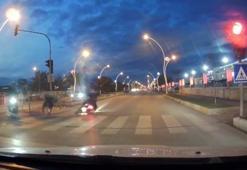 Edirne'de kırmızı ışık ihlali yapan motosikletli yayaya çarptı, 2 kişi yaralandı