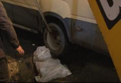 Küçükçekmece'de minibüs kazası! Çöken yola düştü