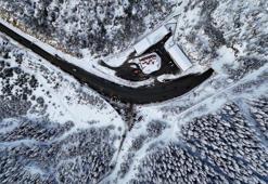 Zigana Geçidi'nde eskisinde eğleniyor, yenisinden geçiyorlar!