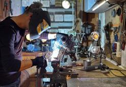 İnternetten izlediği videolarla öğrendi, evinin odasını atölyeye çevirdi! Ürettikleri kapış kapış satılıyor