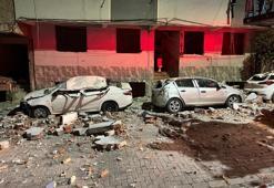 Binanın çatısından koptu, araçlar hurdaya döndü!