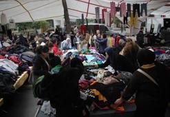 Aydın'da ucuzluk pazarı: İğne atsan yere düşmüyor, yerini duyan koşuyor