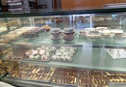 Kurabiye satın aldı! Isırınca içinden çıkan şok etti