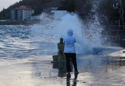 Çanakkale Boğazı fırtına: Dev dalgalar sahili dövdü! Feribot seferleri durdu