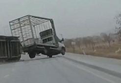 Konya'da fırtına etkili oldu; binaların çatısı uçtu, araçlar devrildi