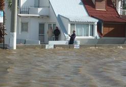 Venedik değil Balıkesir: Deniz kabardı evler sular içinde kaldı