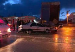 İnegöl'de otomobil tıra çarptı: 1 yaralı