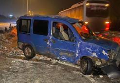 Elazığ’da hafif ticari araç, direğe çarpıp karşı şeride geçti: 4 yaralı