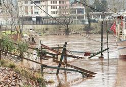 Eriyen kar ile sağanak birleşti! Piknik alanı sular altında kaldı