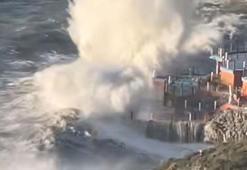 Aydın Kuşadası'nda sağanak ve kuvvetli fırtına etkili oldu, deniz kahverengiye döndü