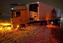 Kayseri-Malatya Karayolu’nda yol buzlandı, tırlar makasladı