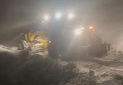 Elazığ'da yoğun kar yolu kapattı, ekipler mahsur kalan araca ulaştı