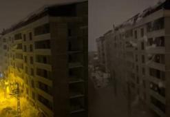 Hakkari Şemdinli'de tonlarca ağırlıktaki kar kütlesi elektrik direklerini devirdi