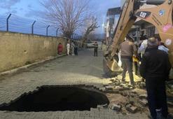Manisa'da yol çökünce ortaya çıktı! Sırrı bilinmiyor, kafatası ve yüzlerce kemik parçası...