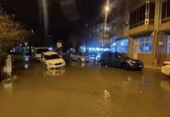 Çanakkale'de gök gürültülü sağanak sonrası cadde ve sokaklar göle döndü