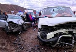 Aksaray'da otomobil ile minibüs kafa kafaya çarpıştı: 6 yaralı