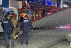 Turgutlu'da kuvvetli rüzgar, bir binanın çatısını uçurdu