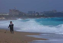Antalya'da dev dalgaların arasında dedektörle altın aradılar! Define avcılarını fırtına bile durduramadı