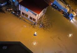 Adana’da sağanak yağmur hayatı felç etti! Yollar göle döndü, araçlar mahsur kaldı