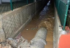 Adana’da sağanak hayatı felç etti! Siteyi su bastı, istinat duvarı çöktü