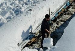 Şırnak'ta kar kalınlığı 2 metre oldu: Bir tek onlar mesai yapıyor!
