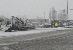Van’da kar yağışı trafiği olumsuz etkiledi! Maddi hasarlı kazalar meydana geldi