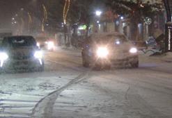 Kars’ta yoğun kar yağışı ve şiddetli tipiden göz gözü görmüyor