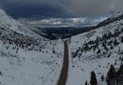 Antalya Alacabel’de kar kalınlığı yer yer 30 santimetreye ulaştı