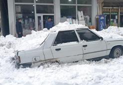 Muş’ta binanın çatısından düşen kar kütlesi otomobili ezdi