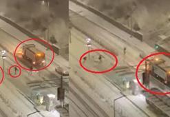 Kayseri’de kar topu isabet eden kar küreme aracı refüje çarptı; o anlar kamerada