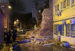 Beyoğlu'nda gece yarısı korku dolu anlar! Metruk binanın duvarı çöktü