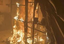 Aksaray'da çorap fabrikası alev alev yandı