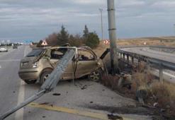 Beton direğe çarparak hurdaya dönen araçtan sağ çıktı