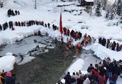 Burası ne Moskova ne de Oslo! Türkiye'nin 1300 rakımlı noktasında buz tutan gölde yüzmek için birbirleriyle yarıştılar