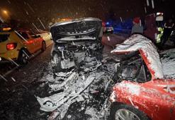 Yoğun karda kafa kafaya çarpışan araçlar hurdaya döndü: 7 yaralı