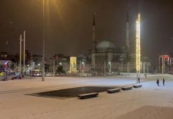 İstanbul'dan kar manzaraları: Taksim Meydanı beyaza büründü
